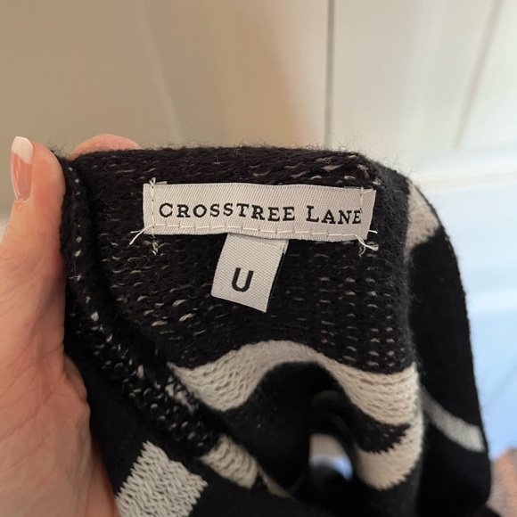 Crosstree Lane black and white shawl. - Picture 4 of 6